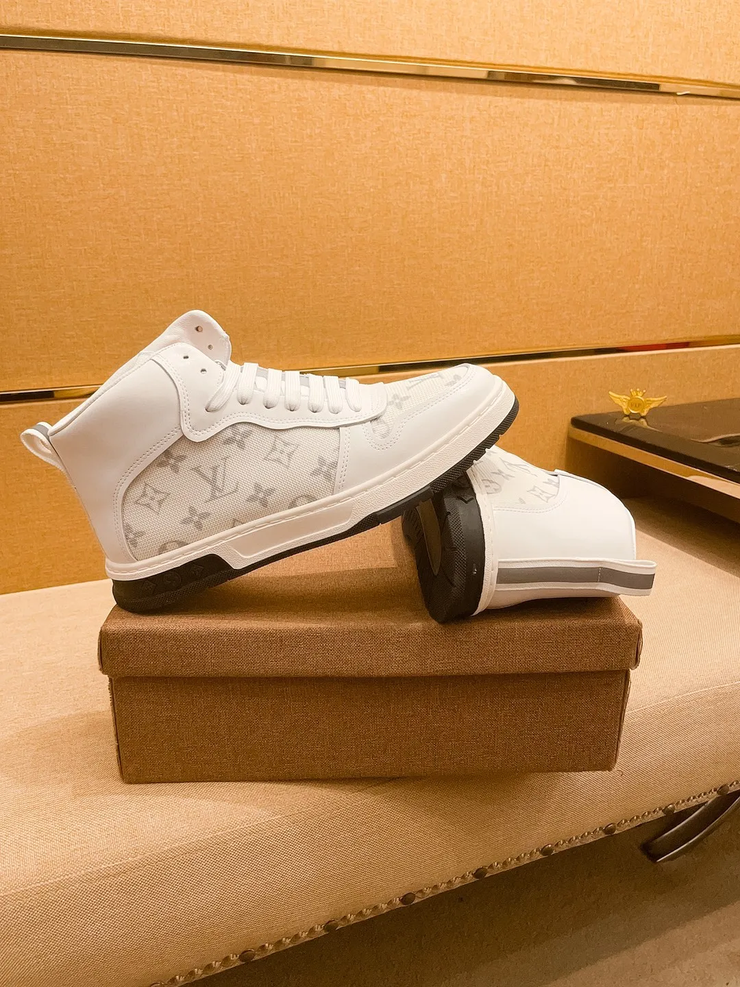 Men's shoes 💰 440💰【 LV 】🔥 Louis Vuitton, high-end men's shoes brand, official website 1:1 latest masterpiece: the upper is made of first-layer cowhide imported from Italy with a comfortable and breathable lining➕original non-slip and wear-resistant outsole🔥, making walking more convenient and comfortable! An exclusive new model, a stunning work, a beautiful 1:1 replica [color] compared to the official quality! Create a fashionable personality to set off your uniqueness! A must-have for trendy men! Classic🔥Size: 38-44 Color: 🔥Multiple colors available🔥